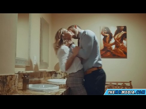 ❤️ Калі грудастая бландынка спакушае цябе ў грамадскім туалете Сэкс-відэа у нас ❌